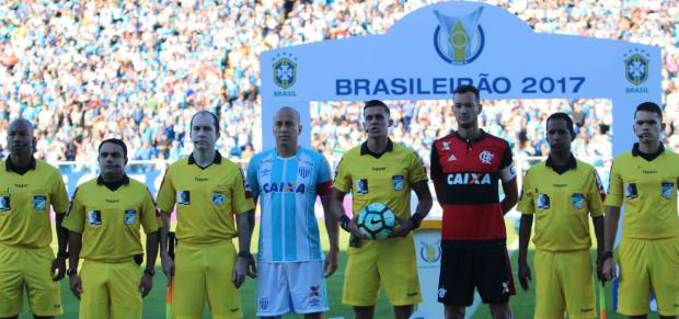 Sexteto de arbitragem desta vez se envolveu em grande confusão com pênalti anulado do Avaí