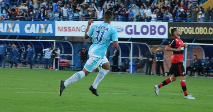 Romulo festeja o primeiro gol do Avaí que protestou com pênalti anulado