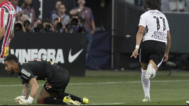Romero marca o gol e festeja junto à torcida do Corinthians. Foto: Daniel Augusto Jr - Agencia Corinthians
