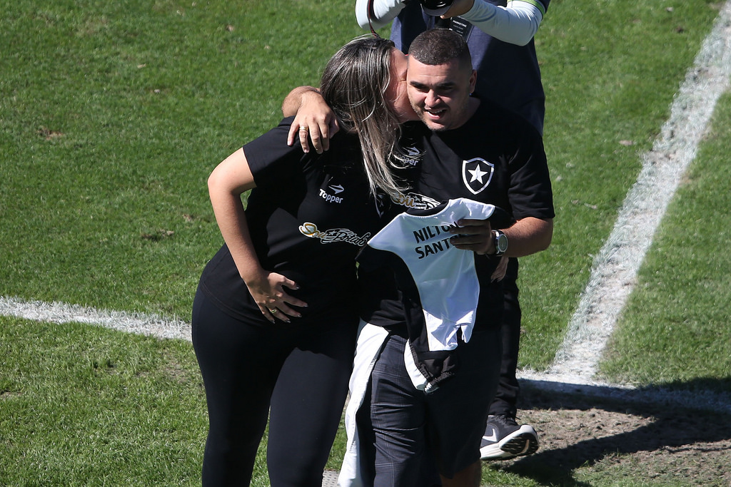 Torcedor faz surpresa para namorada em jogo do Brasileirão, mas toma "troco" 1 0002050247861 img