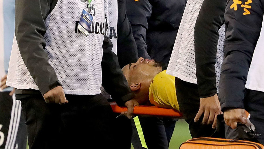 De volta ao Brasil, Gabriel Jesus fará exames para avaliar fratura