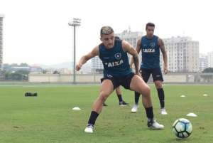 Emerson e Victor Luís treinam com bola e podem voltar ao Botafogo na quarta