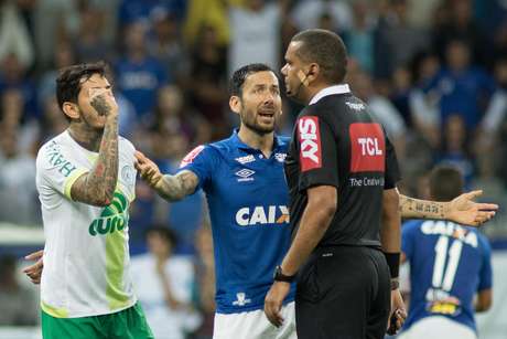 STJD suspende Victor Ramos e Reinaldo após confusão em Chapecoense x Cruzeiro
