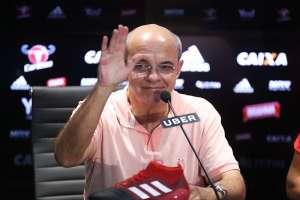Presidente do Flamengo nega 'banana' para torcida, mas pede desculpas por gesto