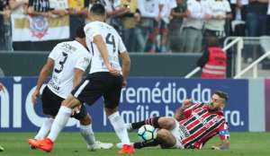 Corinthians ganha clássico do São Paulo com ajuda de Rogério Ceni