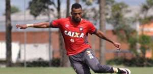 Atlético-GO contrata zagueiro do Atlético-PR