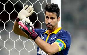 Com Muralha em má fase, Flamengo sonda goleiro Fábio, do Cruzeiro
