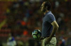São Paulo valoriza ponto fora, mas Rogério Ceni quer melhora no aproveitamento