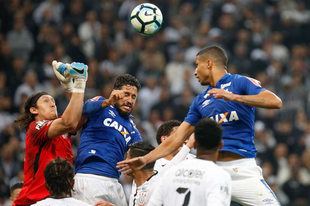 O Cruzeiro bem que pressionou nos minutos finais, mas não conseguiu passar pelo goleiro Cássio