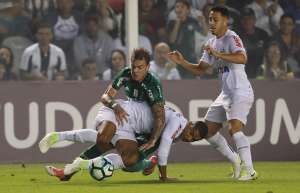 Róger Guedes esbraveja contra a arbitragem: 'Para que tem cinco árbitros?'
