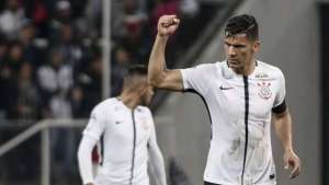 Balbuena divide méritos com Jadson e evita euforia após triunfo do Corinthians