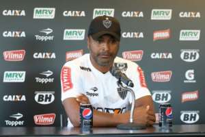 Roger isenta Felipe Santana e culpa chances perdidas por derrota do Atlético-MG