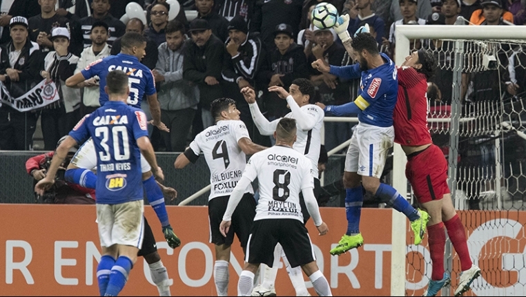 Jogando fora de casa, o Corinthians tenta se manter na liderança do Brasileirão Jogando fora de casa, o Corinthians tenta se manter na liderança do Brasileirão