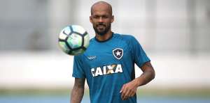 Bruno Silva celebra gols pelo Botafogo, mas se diz 'perseguido' por árbitros