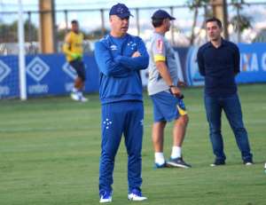 Mano Menezes comemora retornos de Robinho e Caicedo, mas Henrique vira dúvida