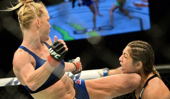 UFC: Bethe Correia provoca e é nocauteada por Holly Holm no UFC Cingapura