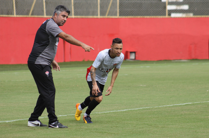 Gallo prepara Vitória para confronto longe de casa