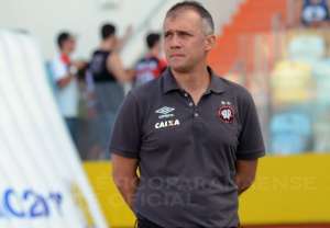 Após vitória, Eduardo Baptista diz que atletas honraram a camisa do Atlético-PR