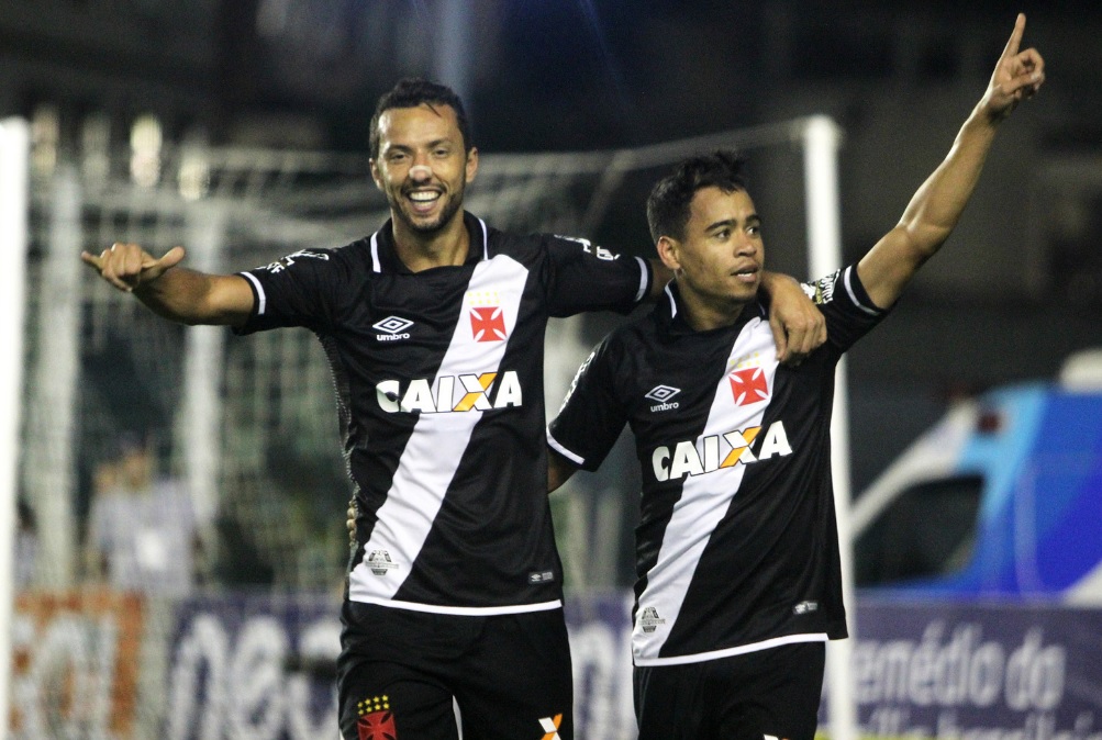 Yago Pikachu marcou o gol da vitória vascaína ao receber assistência de Nenê