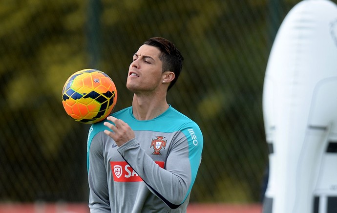 Cristiano Ronaldo tenta superar polêmicas fora de campo em estreia de Portugal