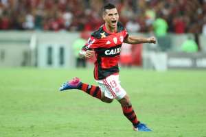 Autor do gol, Trauco vê Flamengo 'fortalecido' após empate no clássico
