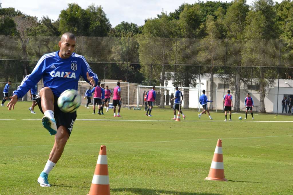 Liberado da atividade na última segunda, Emerson Sheik voltou aos treinos nesta terça-feira - Raul Sauan/PontePress