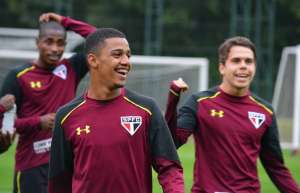 São Paulo relaciona Brenner pela primeira vez e zagueiros ficam de fora