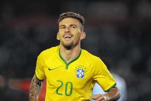 Neymar pede e Barcelona contrata Lucas Lima para 2018