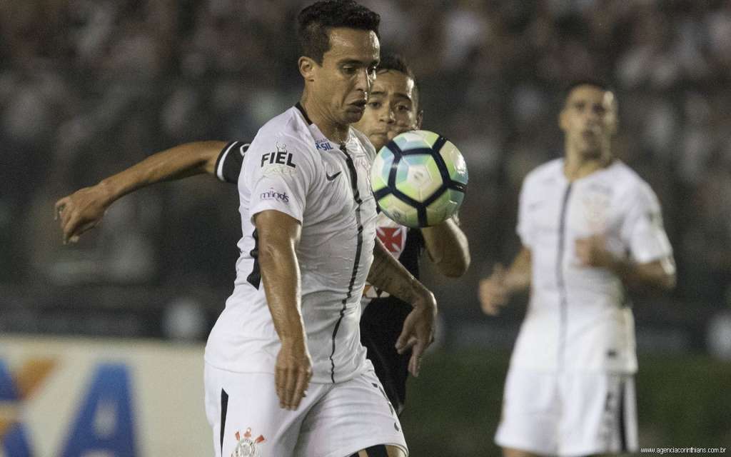 Jadson volta ao time titular após ser poupado