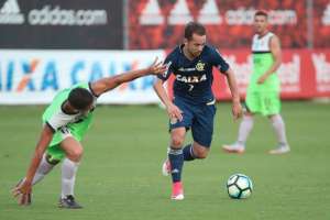 Everton Ribeiro treina como titular, mas não entra no BID e adia estreia no Fla