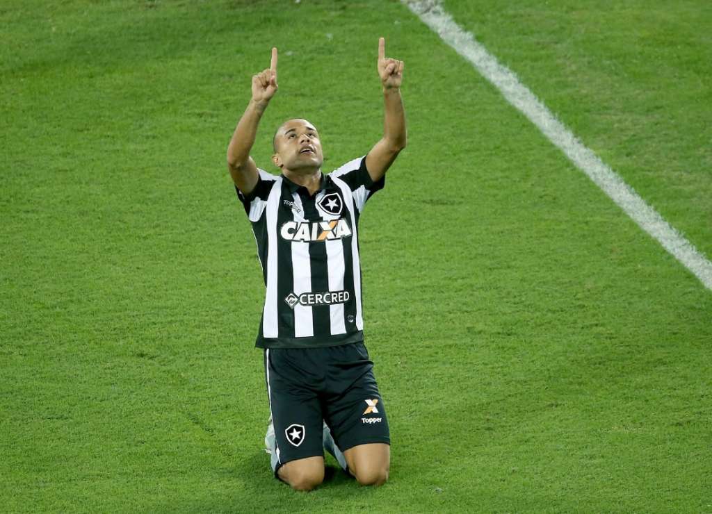 Autor de dois gols, Roger foi o grande destaque do clássico desta quarta-feira