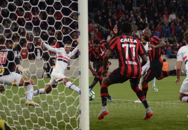 O zagueiro Wanderson chuta para fazer o único gol do jogo na Arena da Baixada