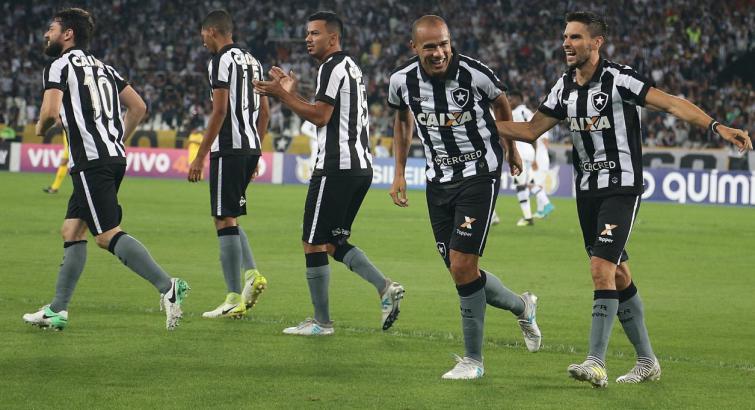 Roger fez dois gols e foi o heroi do Botafogo  no clássico contra o Vasco dentro do Engenhão