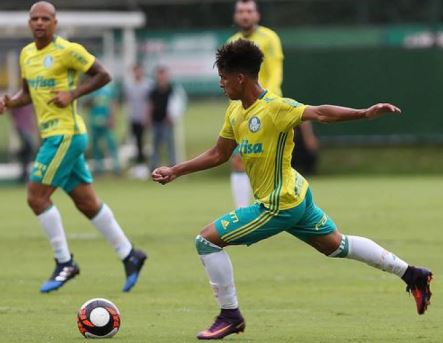 Palmeiras encaminha negociação do jovem Vitinho com o Barcelona