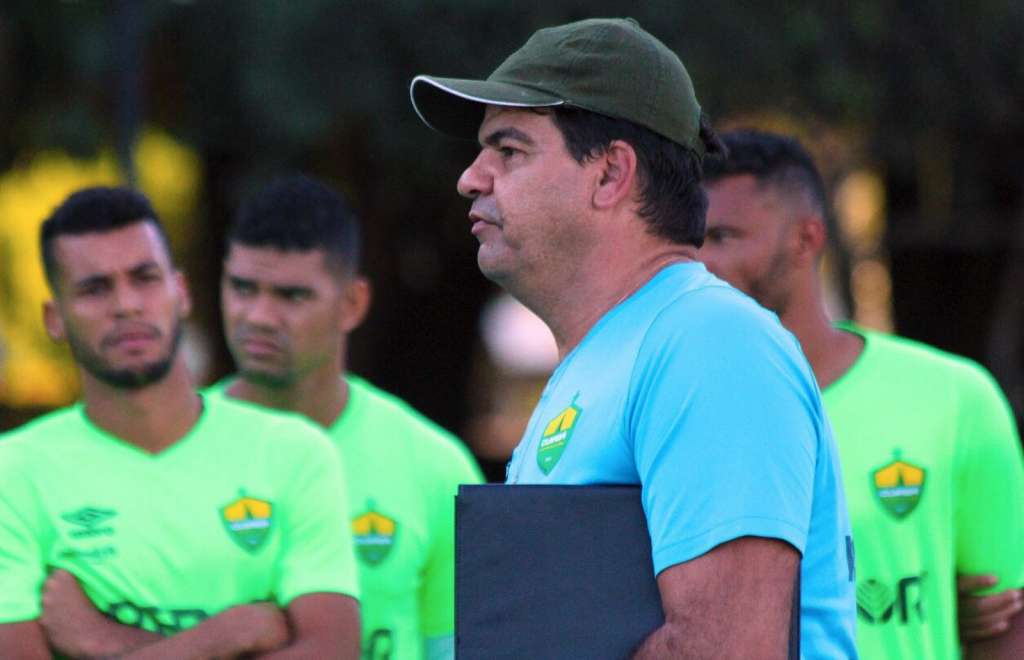 Moacir Júnior vai comandar o primeiro jogo pelo Cuiabá do banco de reservas - Pedro Lima/Cuiabá EC