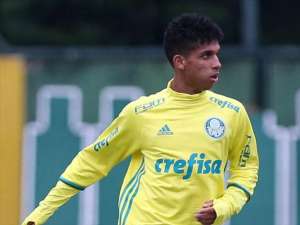 Com a presença de diretor do Barcelona, Vitinho faz jogo-treino no Palmeiras