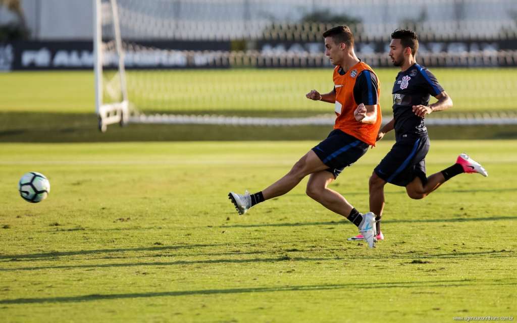 Jogadores do Corinthians se preparam para enfrentar o Grêmio 