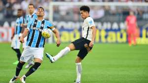 Clássico no Sul entre Grêmio e Corinthians consolida política do 'bom e barato'