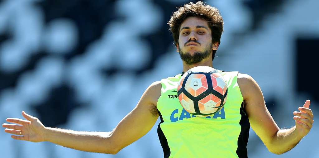 Revelado pelo próprio Botafogo e emprestado ao Náutico para ganhar experiência, o zagueiro analisou o seu bom momento no time carioca