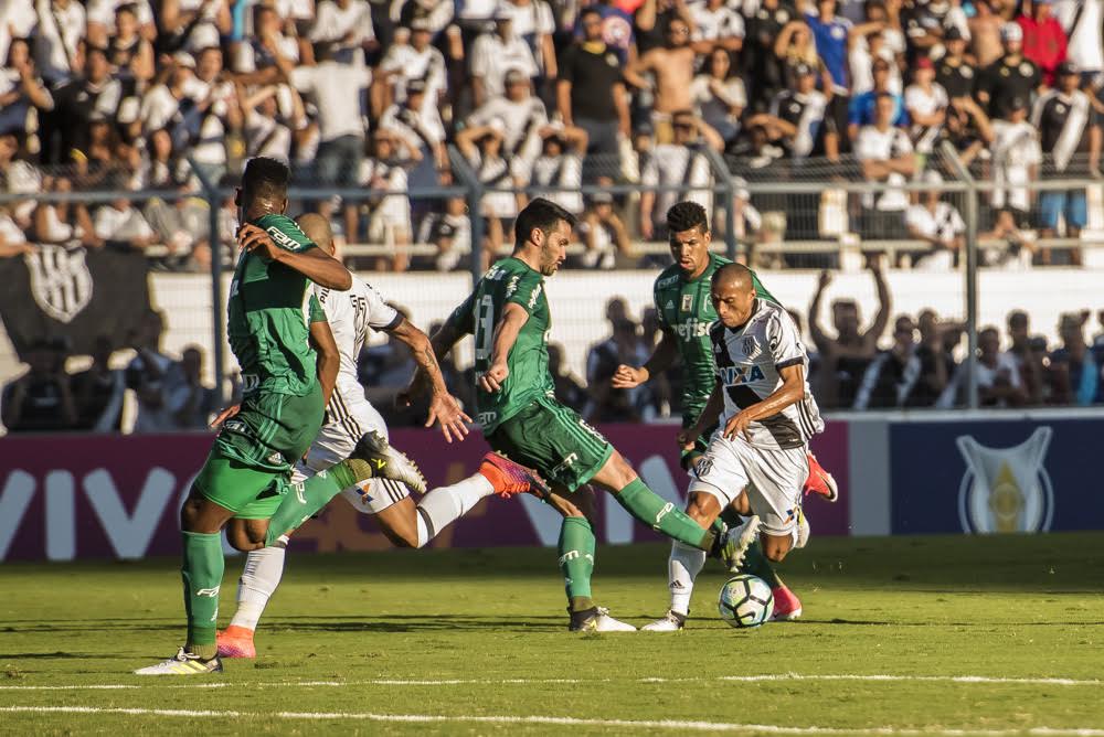 O jogo ficou quente no segundo tempo e o árbitro mostrou três cartões vermelhos - Fábio Leoni/Ponte Press