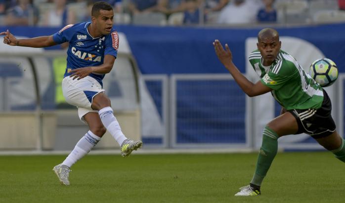 Com time titular, o Cruzeiro fez 2 a 0 em cima do Coritiba no Mineirão. Foto: Washington Alves