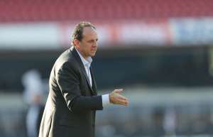 Torcida do São Paulo cobra presidente Leco e ainda poupa o técnico Rogério Ceni