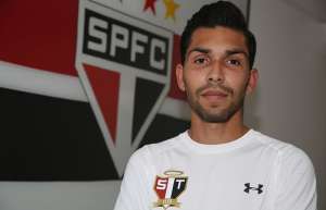 São Paulo oficializa a contratação do meia Petros, ex-Corinthians