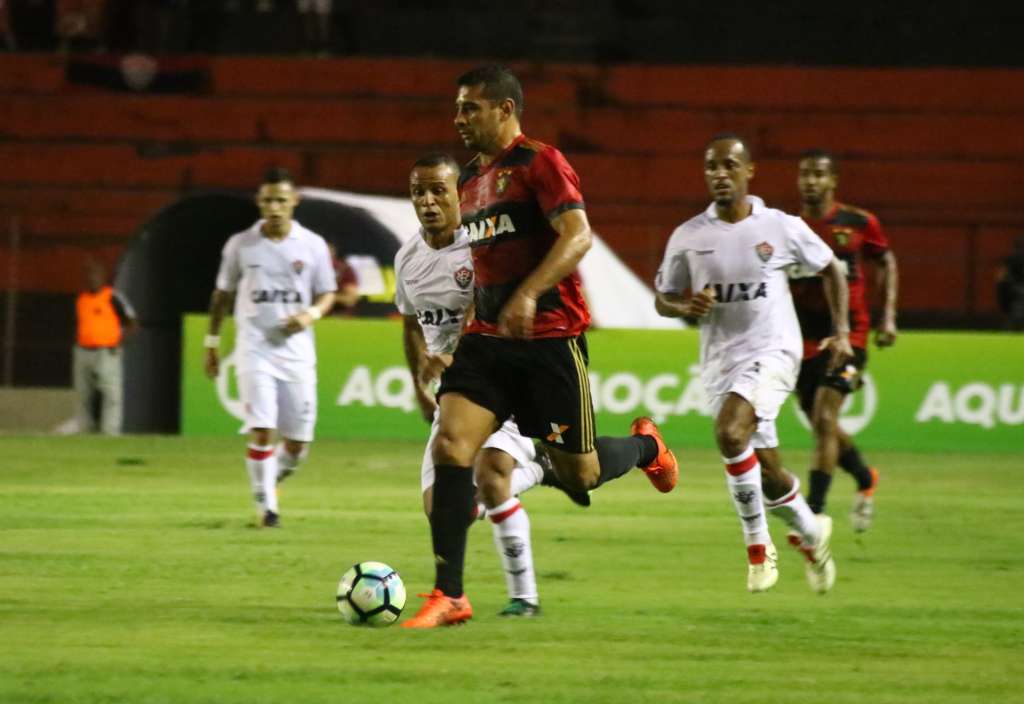 O meia Diego Souza deve mesmo continuar no Sport na sequência da temporada - Williams Aguiar/Sport Recife