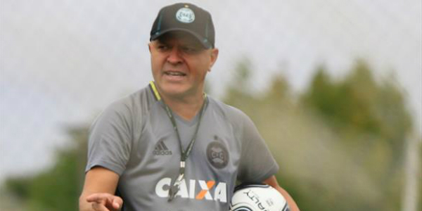 Técnico do Coritiba comemora efeito suspensivo e liberação de Kleber