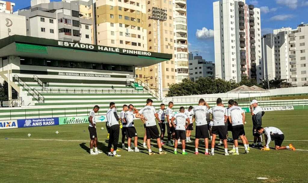 O elenco do Santos treinou na tarde desta sexta-feira no estádio Hailé Pinheiro, em Goiânia