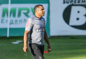 Roger fecha treino e mantém mistério na formação do Atlético-MG para clássico