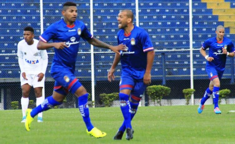 Régis corre para festejar seu gol no emapte com o Santos por 2 a 2. Foto: Fabrício Cortinove