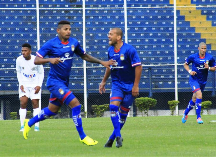 Régis comemora gol contra o Santos (Foto: Adriano Stofaleti / São Caetano)