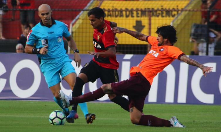 Juiz carioca marcou pênalti inexistente e o Sport venceu o Furacão. Foto: Willians Aguiar